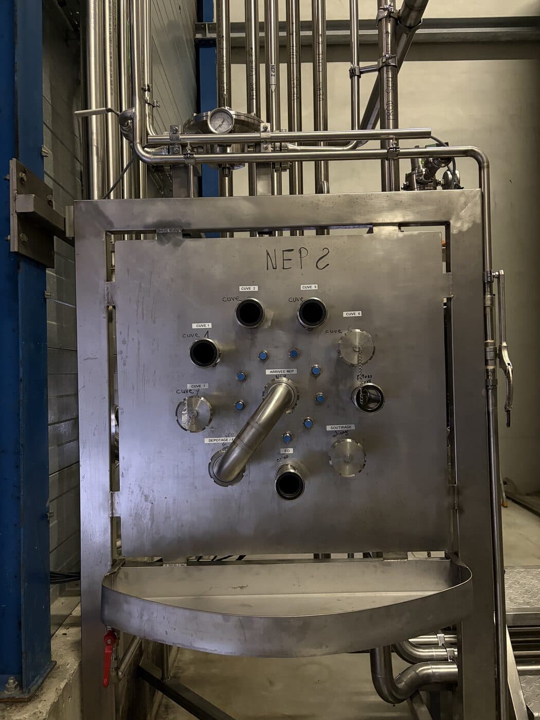 Skid inox équipé de vannes bleues réalisé par InnoSoud